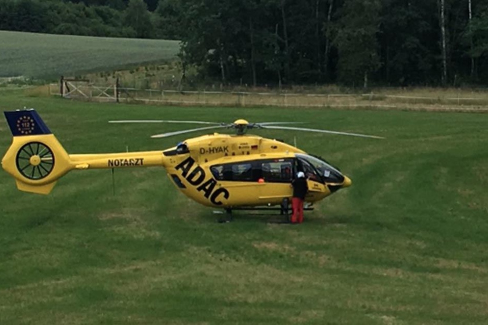 Ein Helikopter wurde angefordert. Das Kind der verunglückten Familie erlitt lebensbedrohliche Verletzungen.