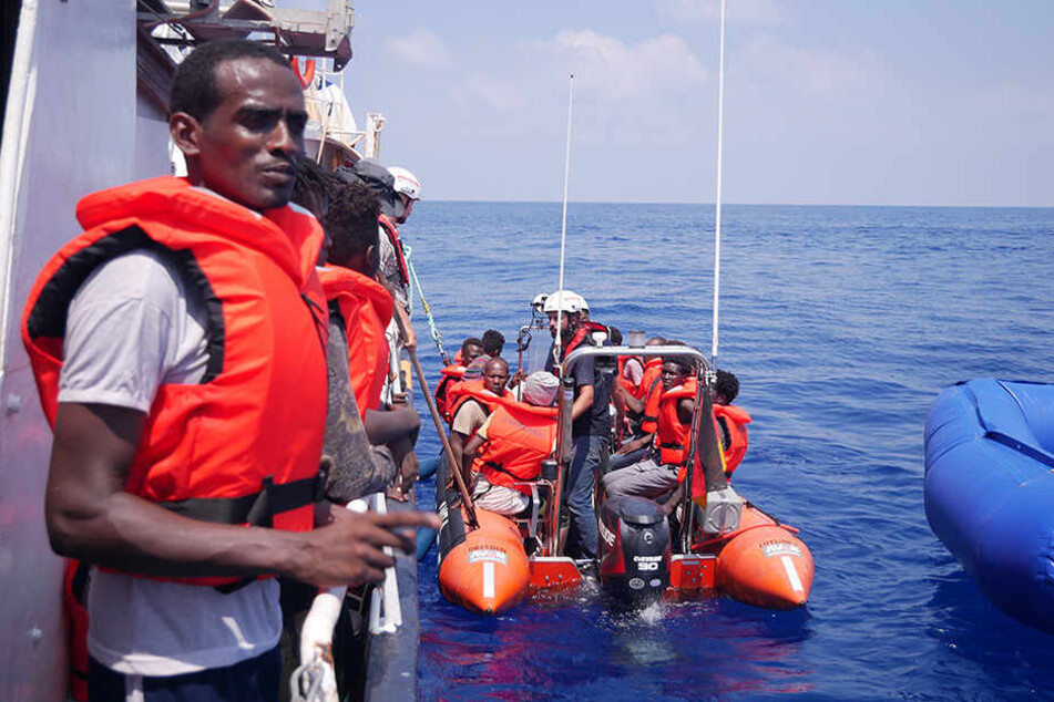 Das deutsche Rettungsschiff "Eleonore" nahm rund 100 Migranten nahe Libyen auf.