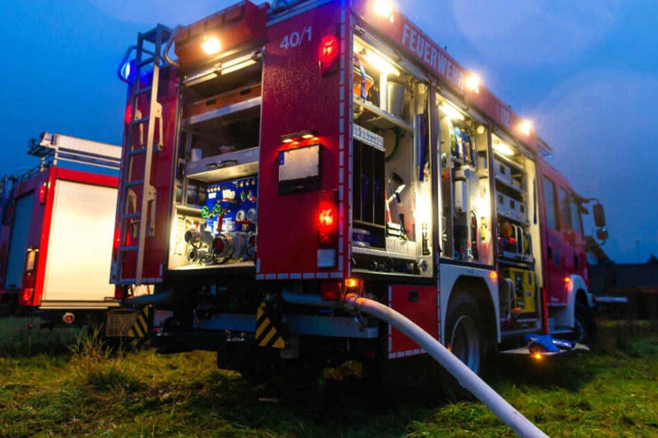 Auch ein Feuerwehrmann und zwei Mitarbeiter des Rettungsdienstes mussten medizinisch versorgt werden (Symbolbild).