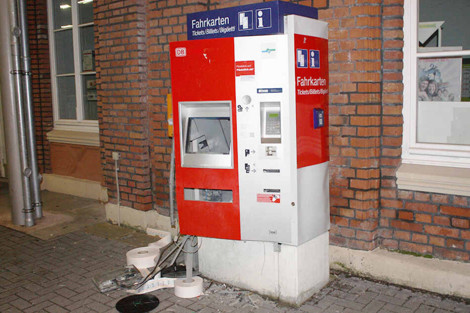 Die Geldkassette konnten die Verbrecher nicht stehlen. Sie flohen schnell vom Tatort.