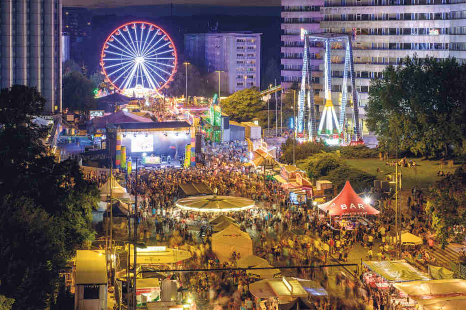 Das Stadtfest kam erst so richtig
in Fahrt, als es dunkel und kühler wurde. Vor allem auf der Brückenstraße
tummelten sich dann die Partygäste.