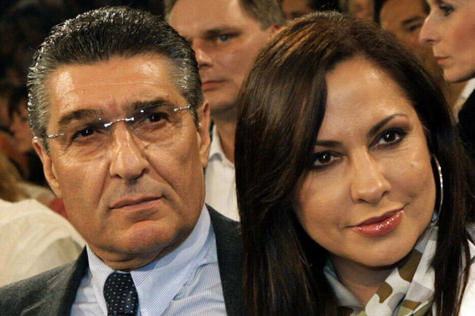 Der ehemalige Schalke-Manager Rudi Assauer und seine damalige Lebensgefährtin Simone Thomalla als Zuschauer in der Münchner Olympiahalle beim Boxkampf von Maske gegen Hill. (Archivbild)