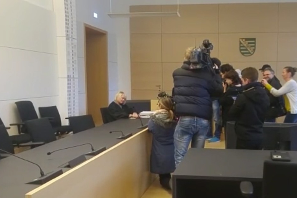 PEGIDA-Chef Lutz Bachmann ließ seine Anwältin alleine zur Verhandlung antanzen.
