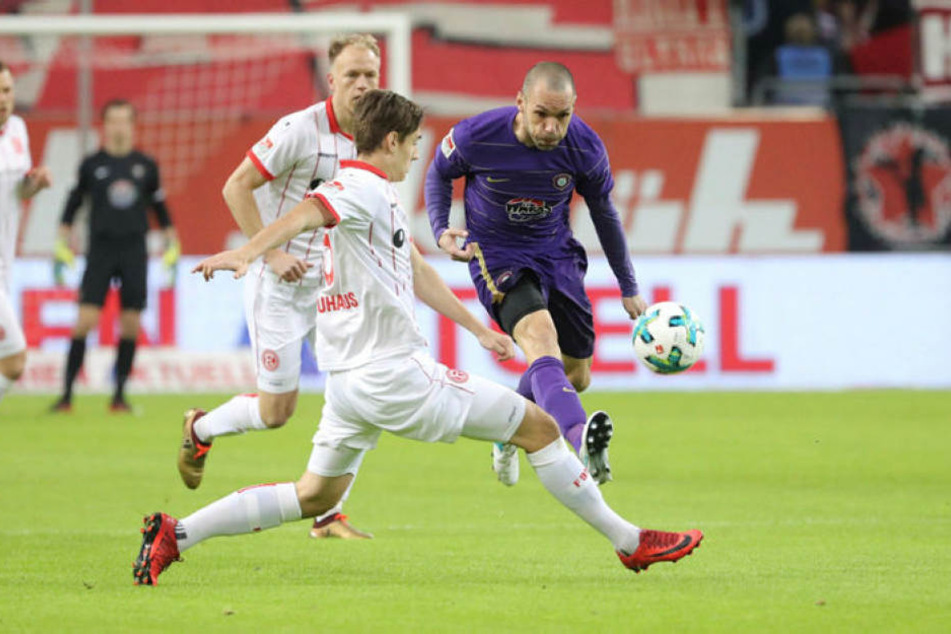 Fortuna Düsseldorf gegen den FC Erzgebirge Aue: "Veilchen"-Oldie Christian Tiffert zieht vor Florian Neuhaus ab. Die Sachsen boten in der Esprit Arena eine starke Leistung, verloren aber dennoch mit 1:2 - passend zu Tifferts Aussage: "Keine Mannschafts-,