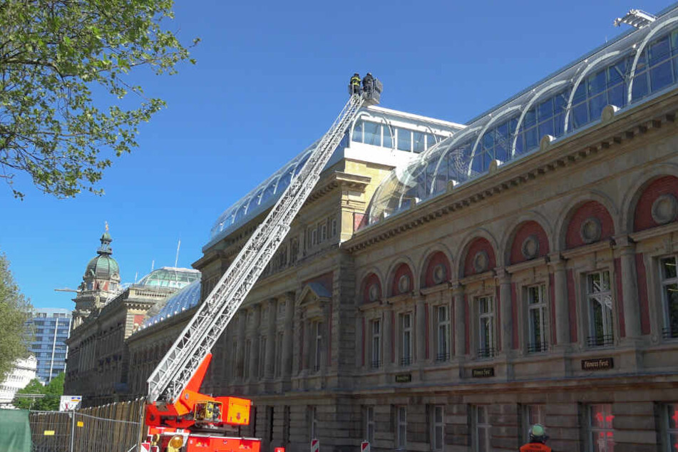 Die Feuerwehr zerschlug mehrere Scheiben am Gebäude.