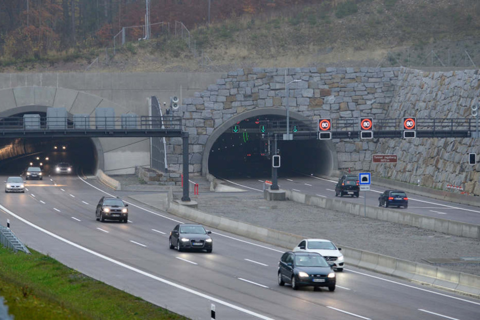 Die Blitzer an der A4 bei Jena lösen so oft aus, dass die Polizei bei der Bearbeitung der Verstöße nicht mehr hinterherkommt.