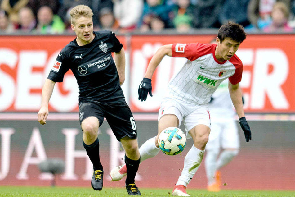 Stuttgarts Santiago Ascacicar (21, links) kämpft mit Augsburgs Ja-Cheol Koo um den Ball.