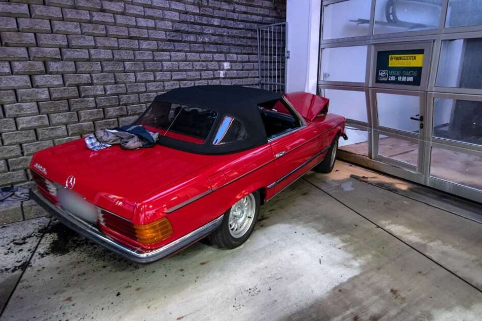 Der Mercedes SL war nach dem Unfall nur noch Schrott.