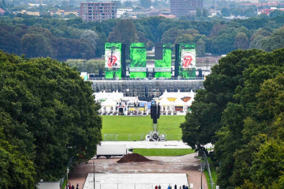 Für das Konzert der Rockband The Rolling Stones wurde im Stadtpark eine große Bühne aufgebaut.