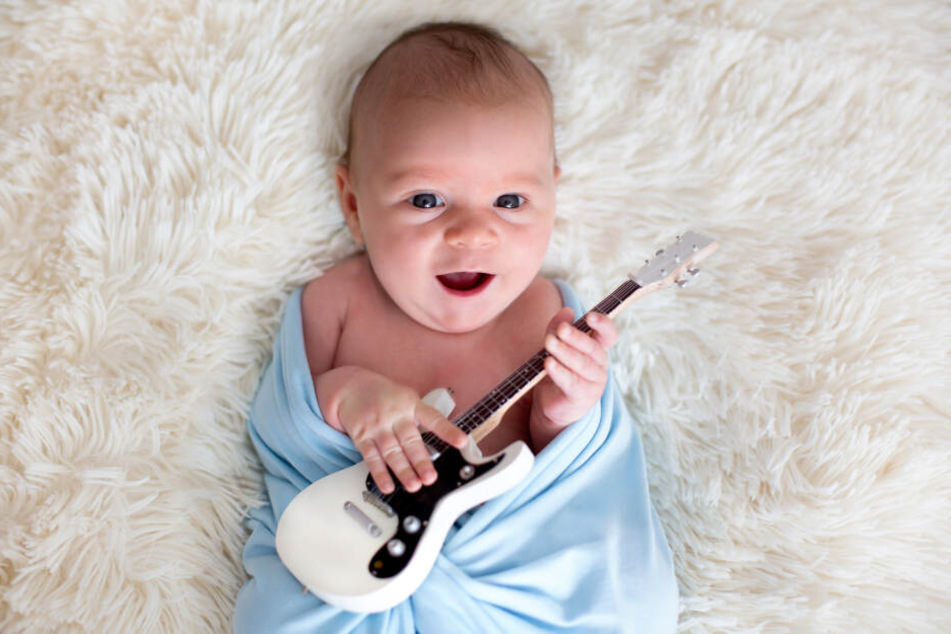 Der Klang von Musikinstrumenten ist eine Bereicherung für Babys Ohr.