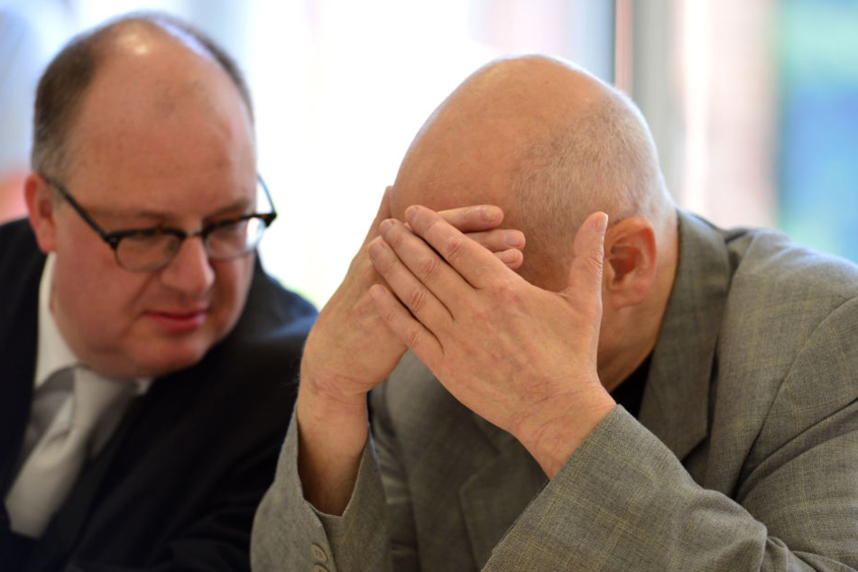 Der Angeklagte Reinhard S. beim Porzessstart mit seinem Anwalt.