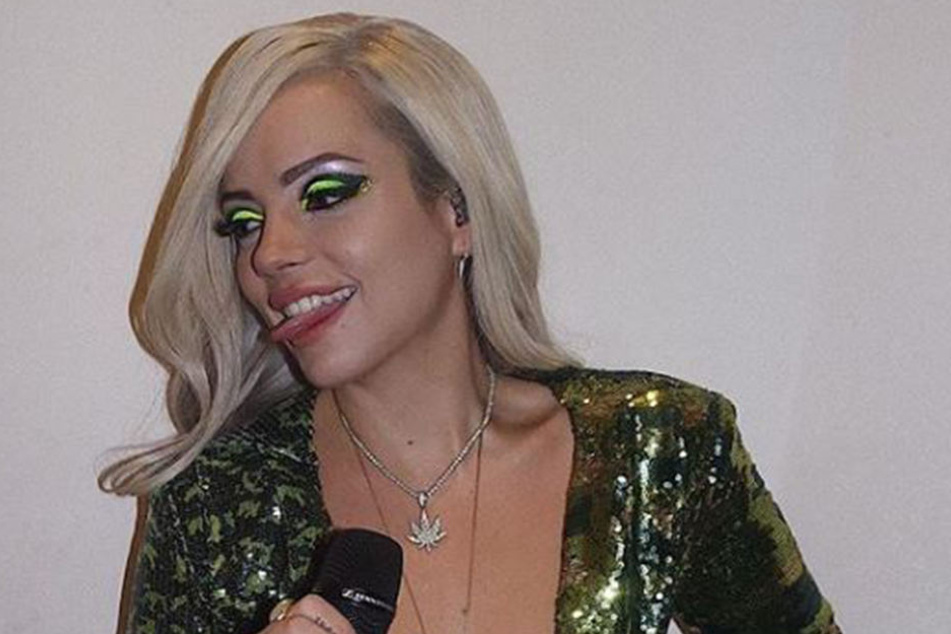 Lily Allen ist nach drei Jahren Beziehung wieder Single.