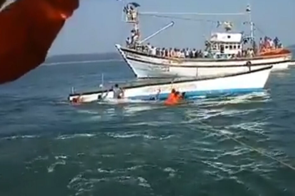 Ein Twitter-Video zeigt das gekenterte Boot.