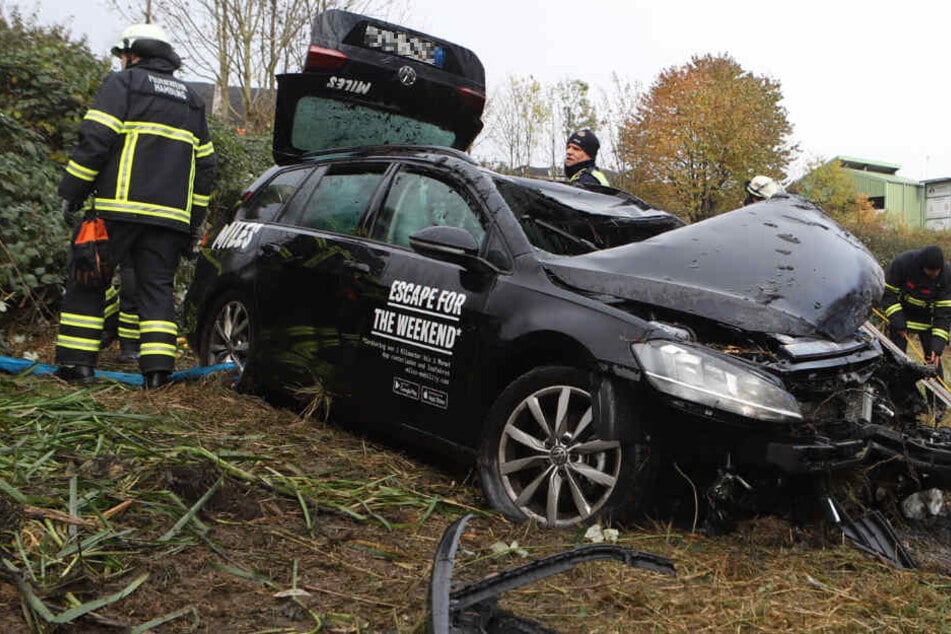 Carsharing-Auto stürzt in Wasserbecken: Taucher bergen zwei Tote - TAG24