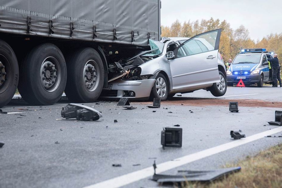 Mit heftiger Wucht raste der VW in den Lkw.