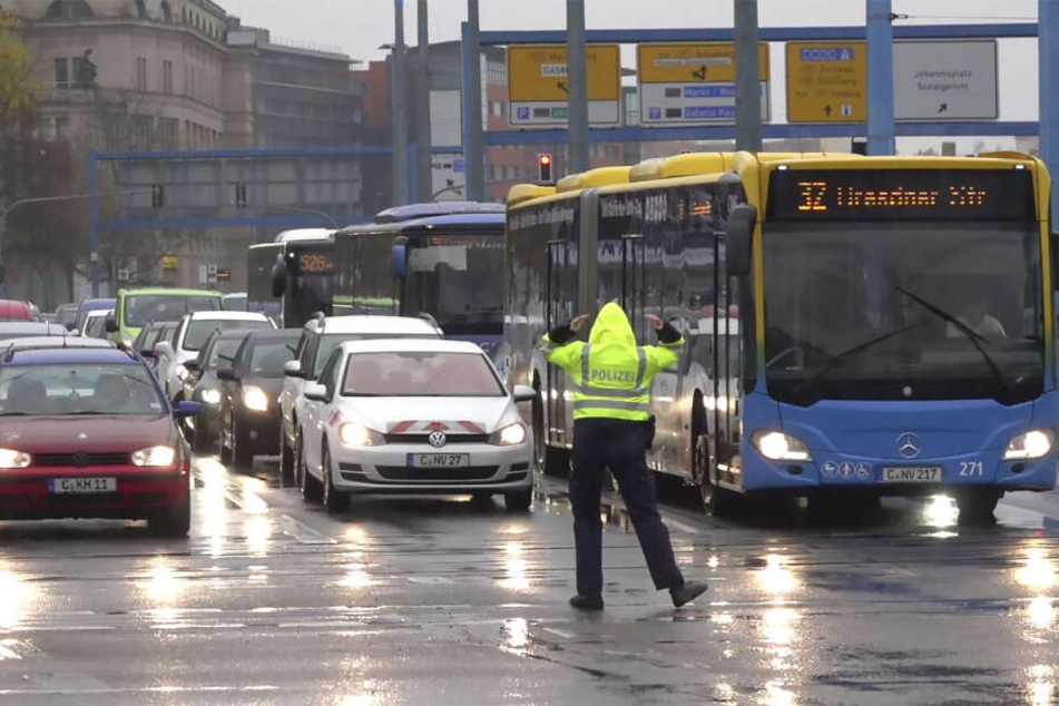 Die Polizei musste den Verkehr regeln, weil die Ampelschaltung nicht funktionierte.