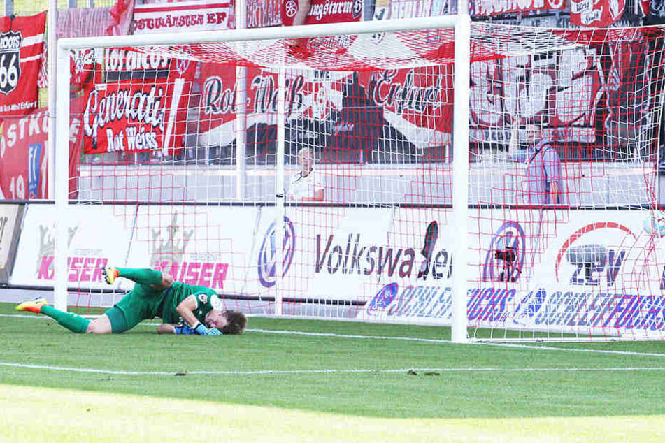 Philipp Klewin schaut dem Kopfball machtlos hinterher.