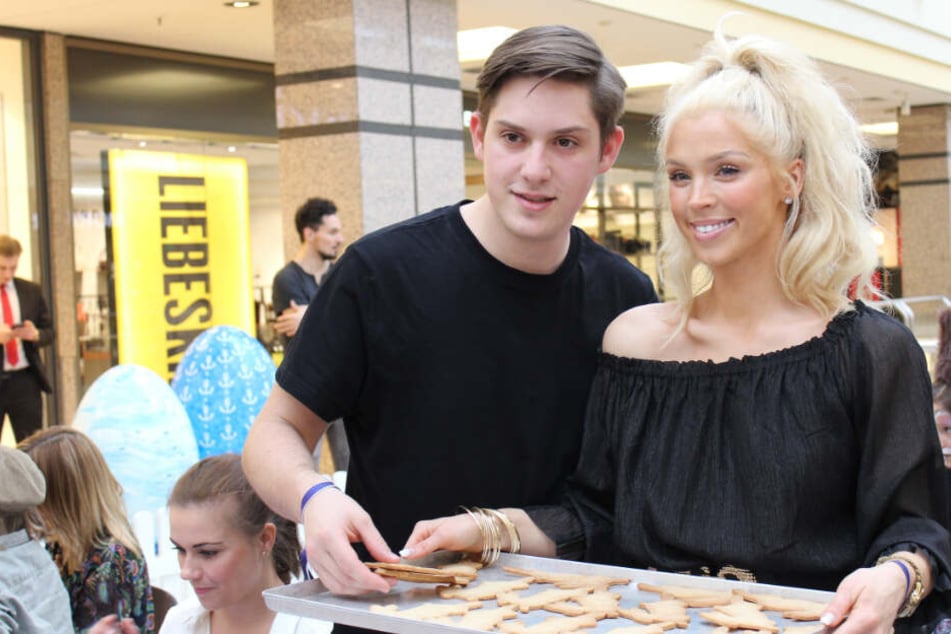 Für den guten Zweck backen Chris und Aneta gemeinsam Kekse.