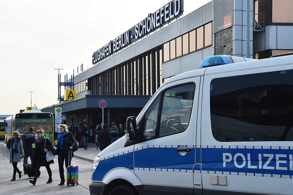Polizeieinsatz am Flughafen Schönefeld. (Symbolbild)