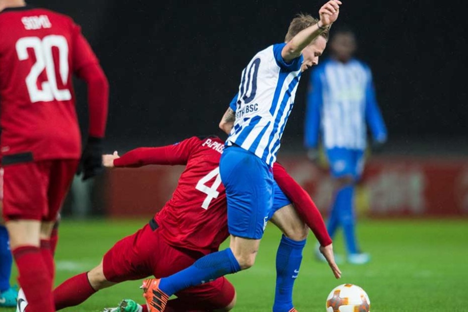 Berlins Ondrej Duda erkämpft sich den Ball gegen Östersunds Sotirios Papagiannopoulos.