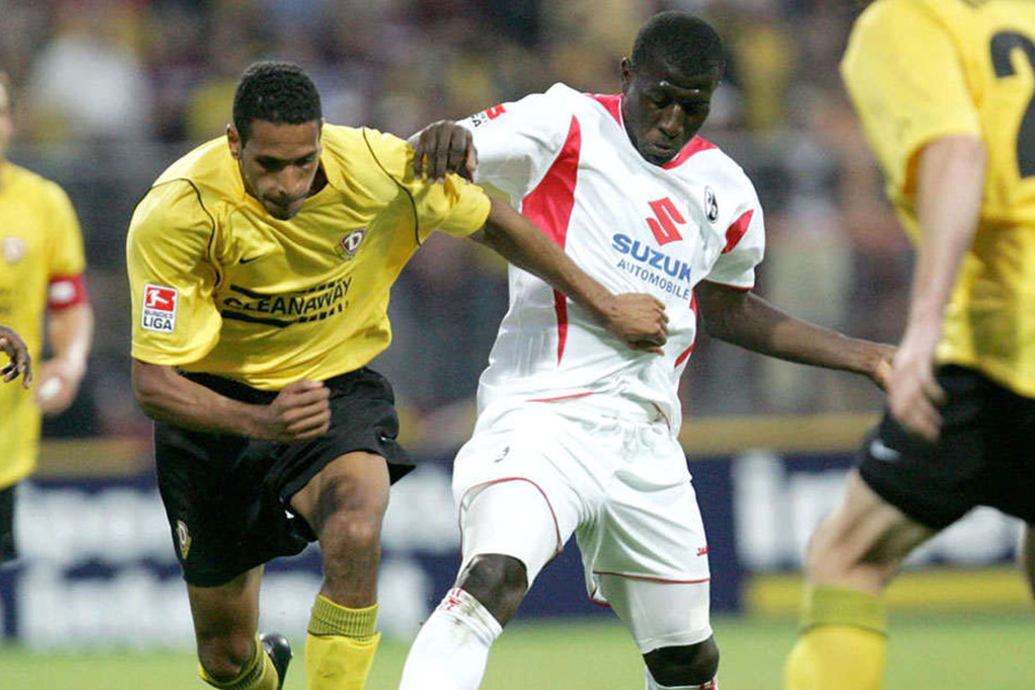 Im Sommer 2005 behielt Dynamo gegen den SC Freiburg mit 2:0 die Oberhand. Dexter Langen rangelt mit Soumaila Coulibaly um den Ball.