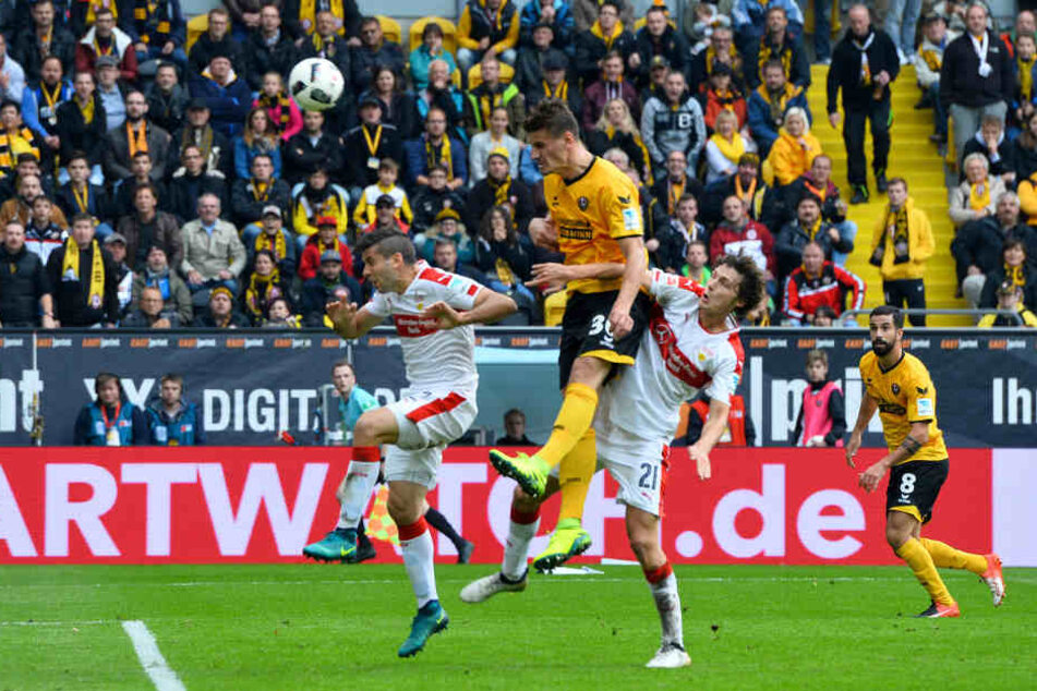 Stefan Kutschke köpft hier zum 1:0 für Dynamo gegen den VfB Stuttgart.