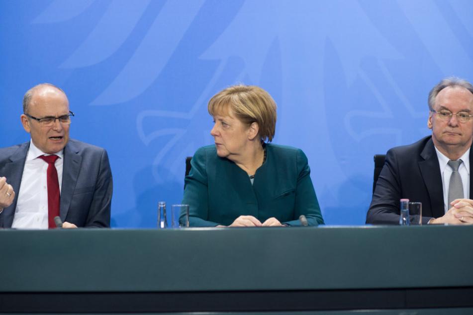 Bundeskanzlerin Angela Merkel (M, CDU), Erwin Sellering (l, SPD), Ministerpräsident von Mecklenburg-Vorpommern, und Reiner Haseloff (r, CDU), Ministerpräsident von Sachsen-Anhalt.