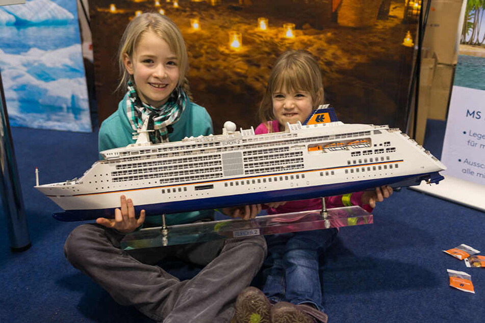 Kleine Kreuzfahrer: Nora (8, l.) und Carolin (5) schauen sich schon mal die
MS Europa 2 an.
