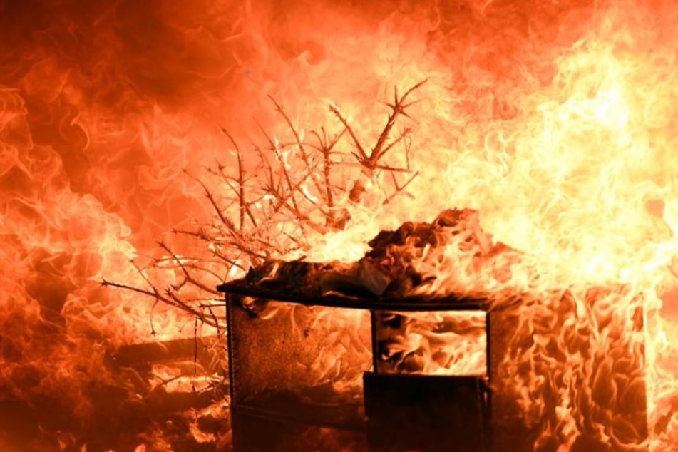 Ein technischer Defekt in einer Futteranlage führte zu dem Brand. (Symbolbild)