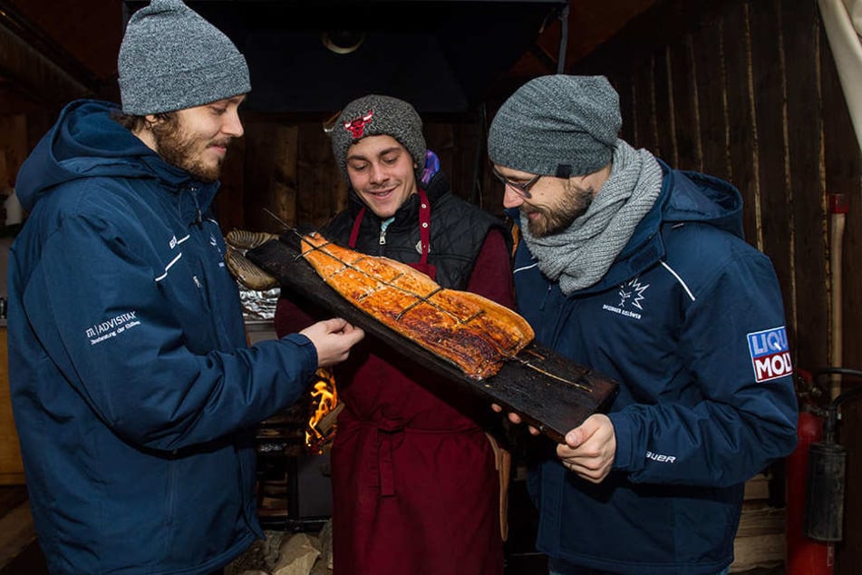 Teemu Rinkinen (l.) und Ville Hamälainen (r.) ließen sich den Lachs von Dominik Lagrin am Goldenen Reiter schmecken.