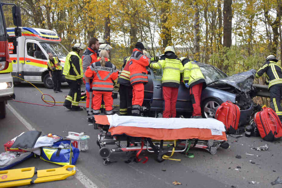 Rettungsdienst und Feuerwehr versorgen die Verletzten.