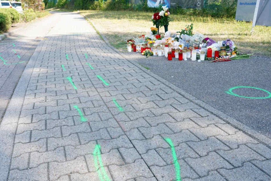 Teddybären, Kerzen und Blumen liegen an der Unfallstelle in Gaggenau.