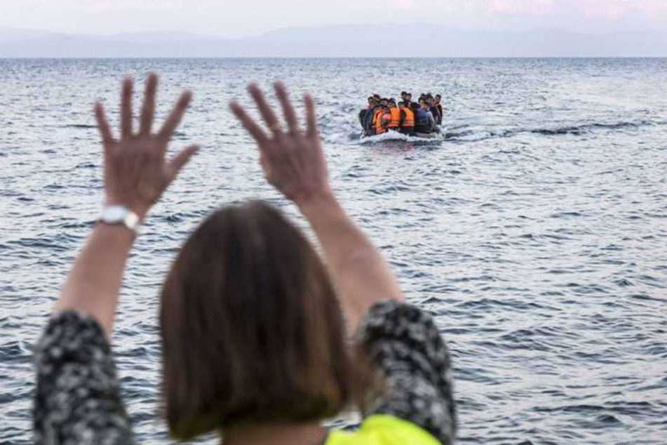 Haben Schleuser Bootsflüchtlinge mit Benzin abgefüllt, um sie auf der Überfahrt ruhig zu stellen?
