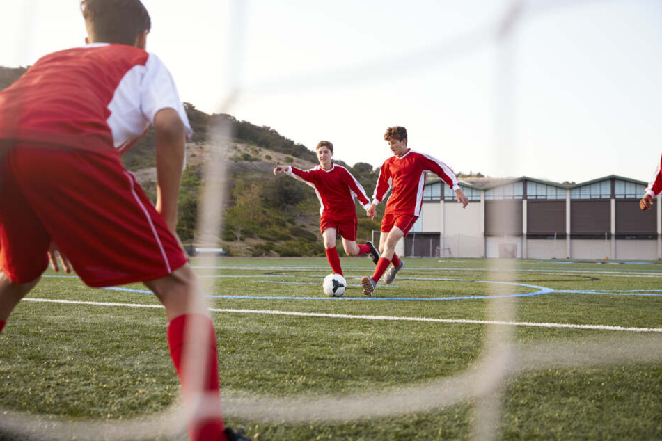 Bei einem Fußballspiel in Trudering wurde ein Zuschauer über eine Entscheidung richtig wütend. (Symbolbild)