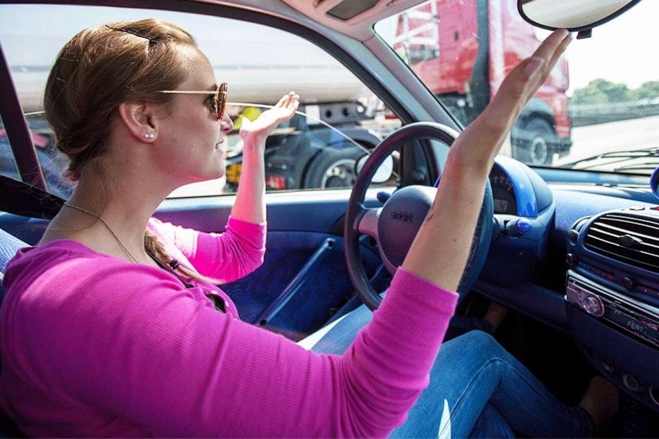 Ein Überholverbot kann aber auch
zu Brummi-Kolonnen führen, die das Auffahren auf die Autobahn erheblich
erschweren.