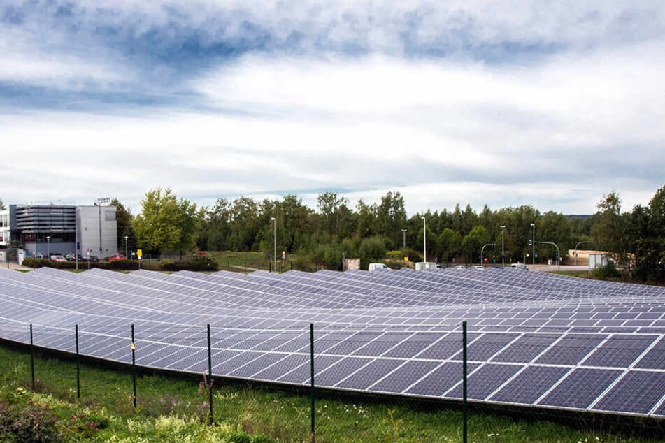 Solaranlagen müssen nicht unbedingt ebenerdig stehen wie an der Neefestraße. Jörg Vieweg will mehr davon auf öffentliche Gebäude bringen.