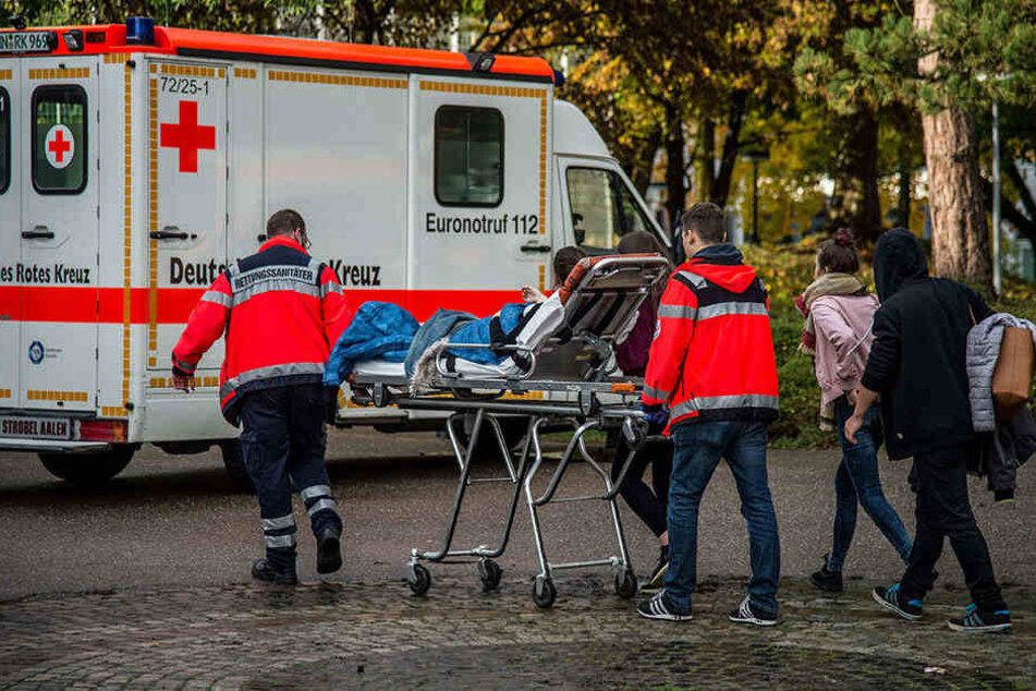 Sanitäter schieben bei einem Einsatz wegen eines ausgetretenen Gases an einer Realschule in Heilbronn eine verletzte Schülerin zu einem Rettungswagen.