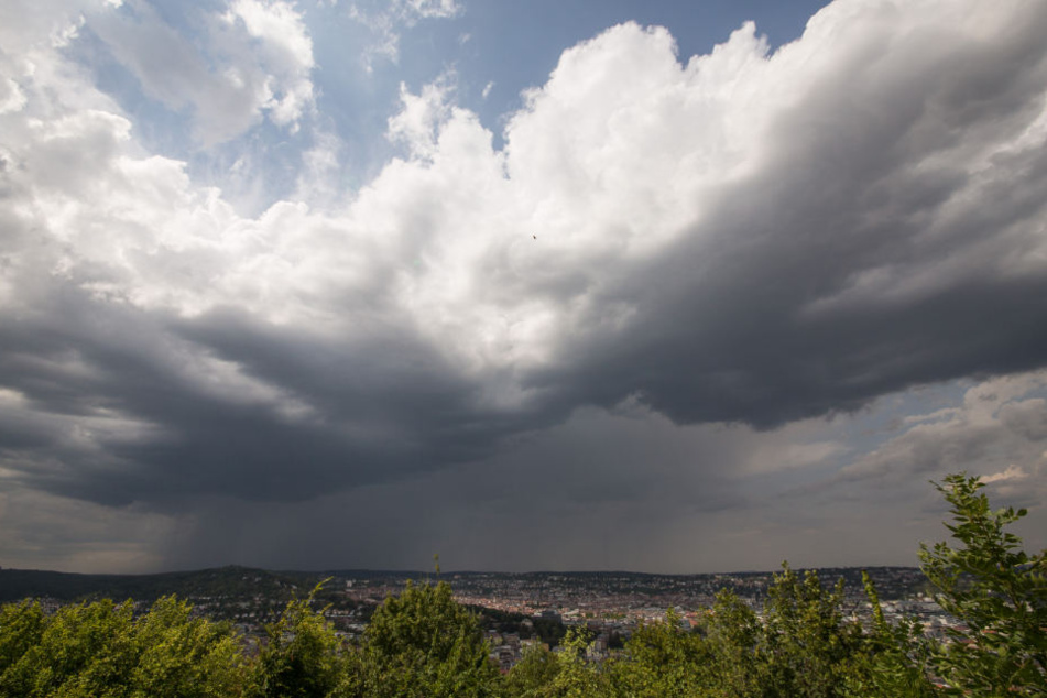 Ein Gewitter zieht über dem Stuttgarter Kessel auf.