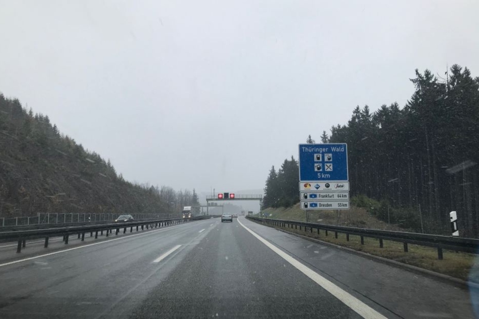 Rund um den Thüringer Wald kamen am Montag einige Flocken herunter. Oberhalb von 600 Metern sollen in der Nacht weitere folgen.