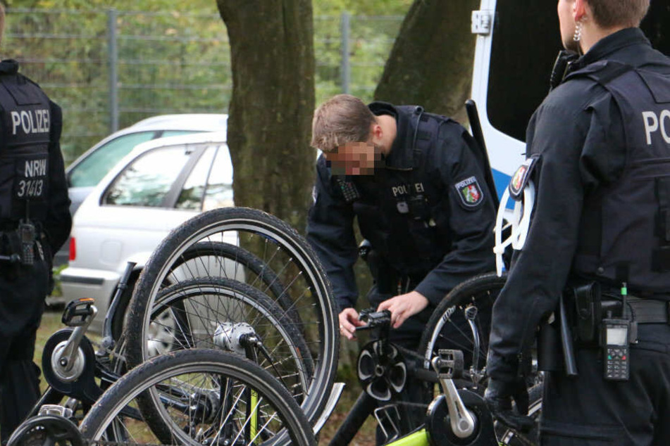 Ein Polizist überprüft Fahrräder.
