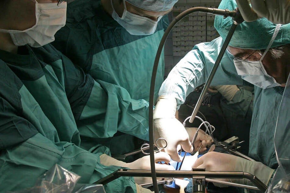 Bei einer Operation vergaß der 60-Jährige Angeklagte einen Tupfer im Bauchraum seines Patienten (Symbolbild).