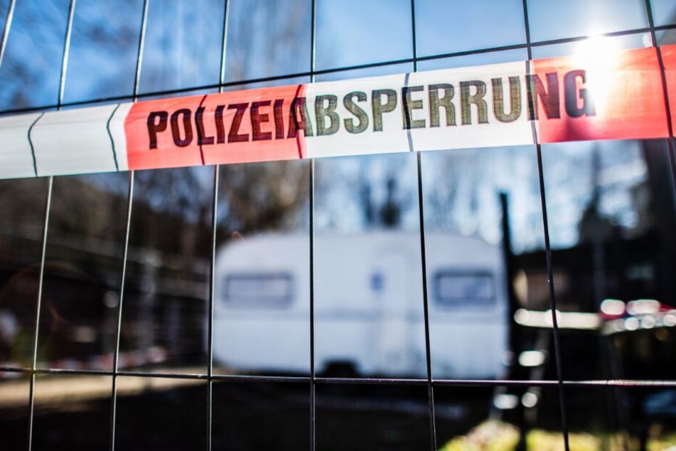 Die Parzelle des Täters wurde nach seine Festnahme eingezäunt.