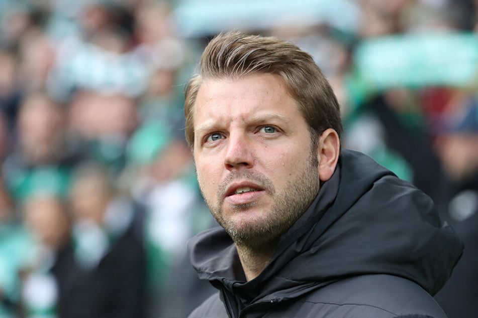 Bremen-Coach Florian Kohfeldt sucht auf der Innenverteidiger-Position noch fieberhaft nach Verstärkungen.