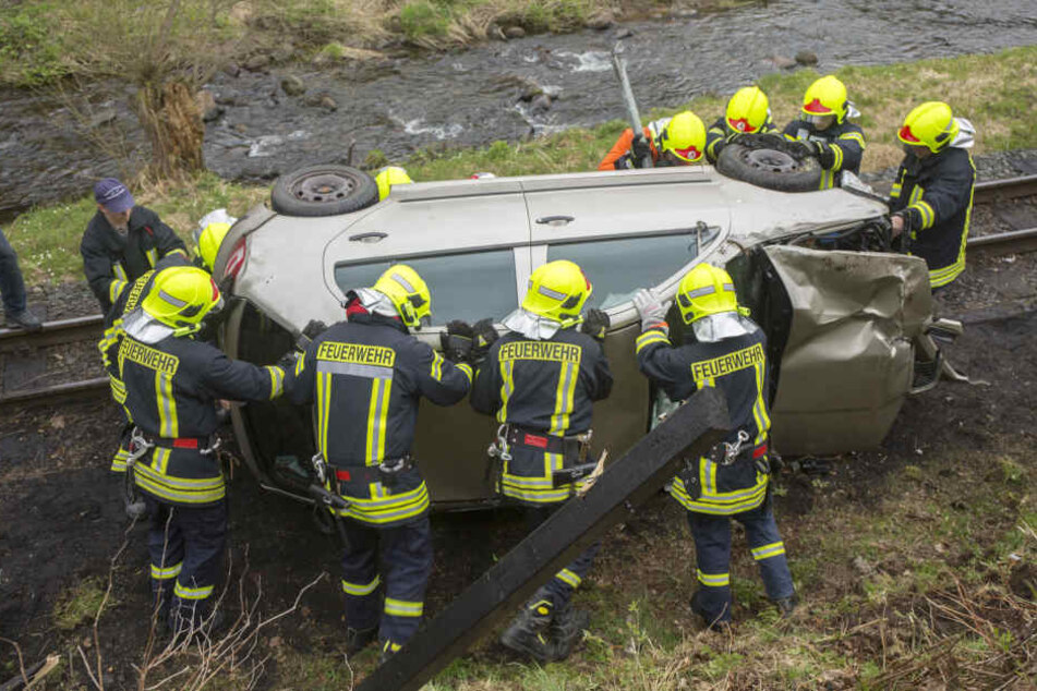 Die Feuerwehr konnte das Auto wieder auf die Räder stellen und von den Gleisen wegbringen.