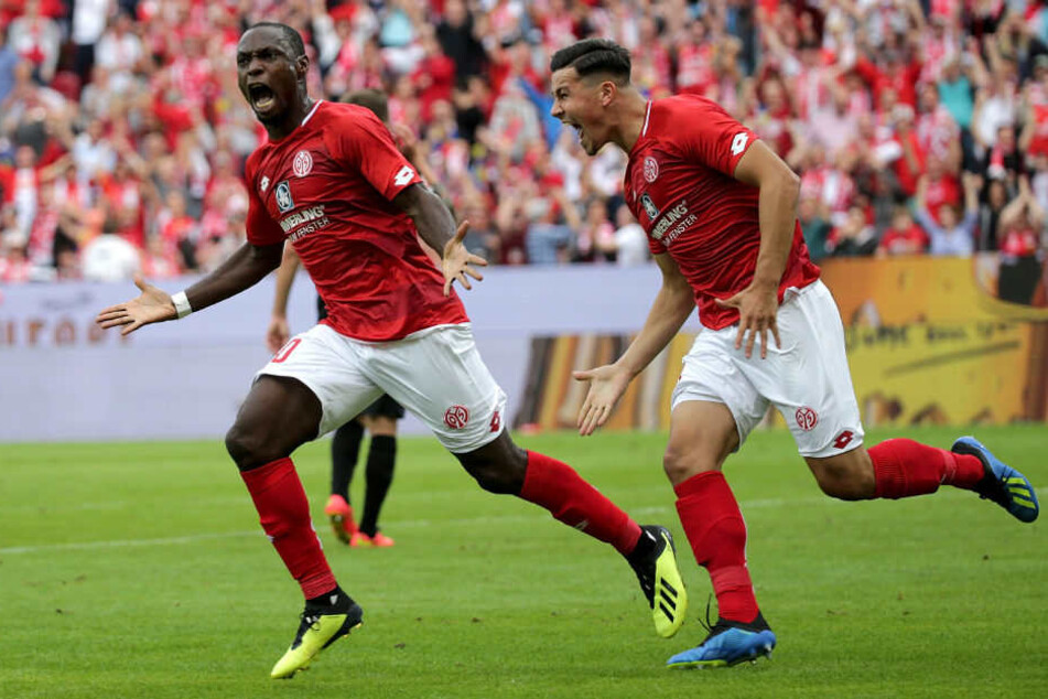 Anthony Utah bejubelt seinen Ausgleichstreffer gegen FC Augsburg.