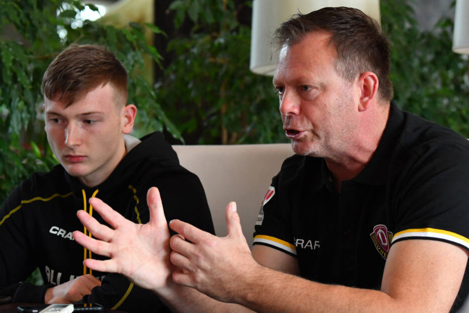 Markus Schubert mit nachdenklichem Blick (li.) während Brano Arsenovic versucht klarzumachen, welche Berge Dynamo für den jungen Keeper versetzt hat.