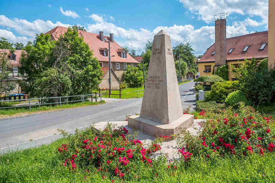 Dieser Gedenkobelisk in Nickern aus dem Jahre 1920 soll verändert werden.