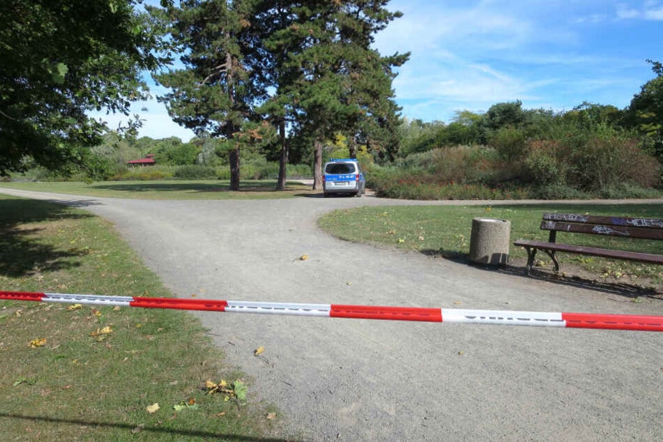 Polizei im Leipziger Rosental. Hier lief die Joggerin lang, bevor sie vergewaltigt wurde. (Archivbild)