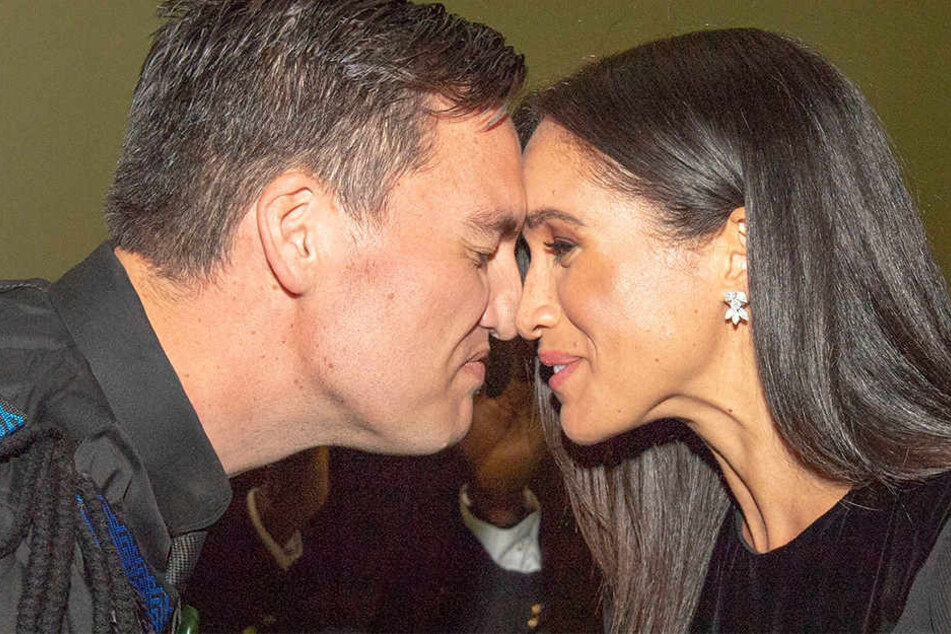 Meghan geht mit einem Fremden auf Tuchfühlung.