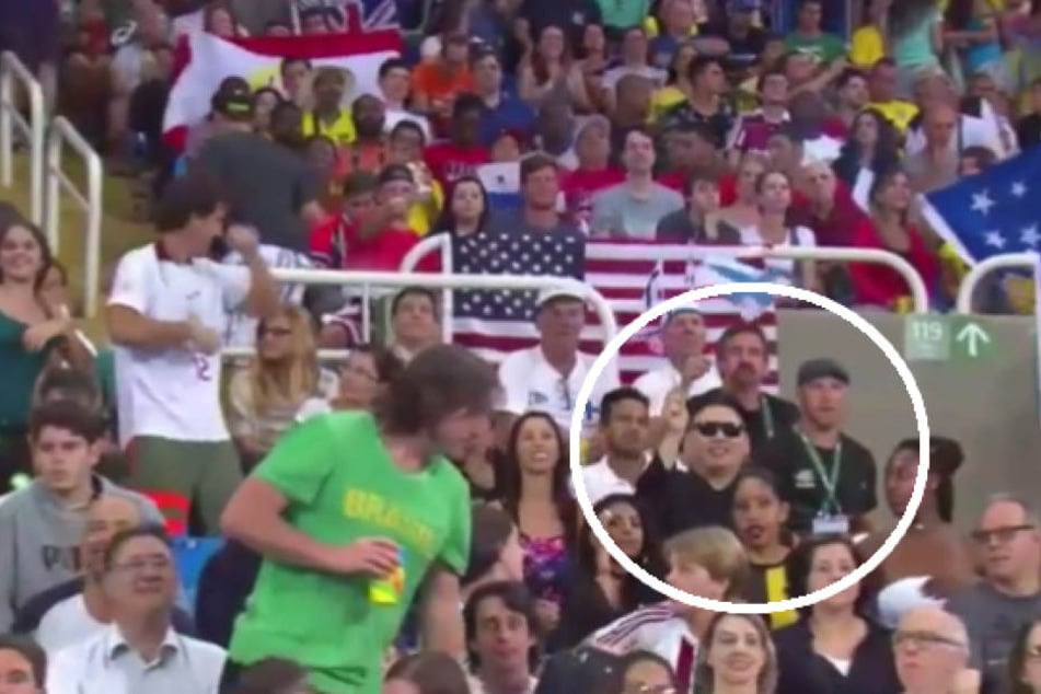 Zuschauer haben bei einem Kameraschwenk Kim Jong-un (32) mit Nordkorea-Flagge entdeckt.